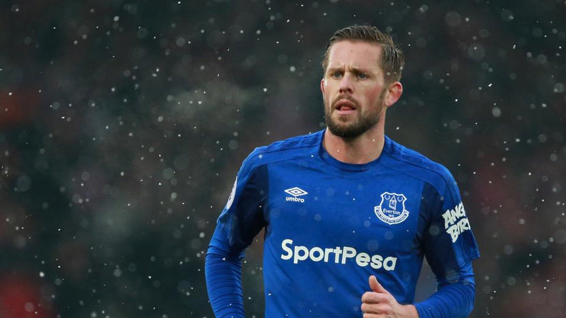 亚冠赛场爆发激烈冲突！张琳芃爆铲林加德引发两队大规模推搡，主裁冲入场内拉架